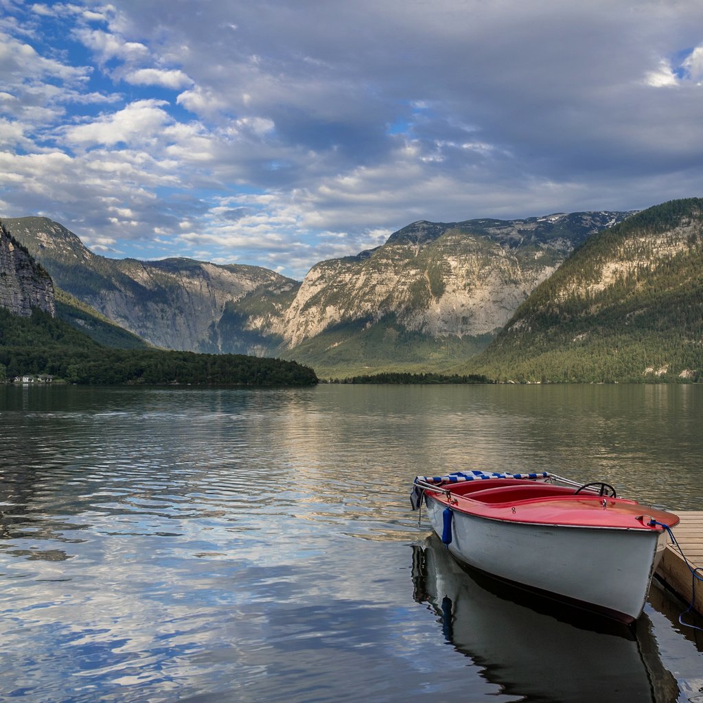 Обои облака, лодка, озеро, hallstatt lake, горы, скалы, берег, лес, австрия, причал, clouds, boat, lake, mountains, rocks, shore, forest, austria, pier разрешение 3555x2000 Загрузить