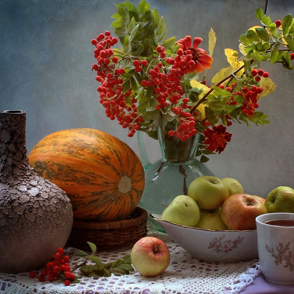 Обои яблоки, чашка, чай, кувшин, тыква, натюрморт, рябина, apples, cup, tea, pitcher, pumpkin, still life, rowan разрешение 1920x1243 Загрузить