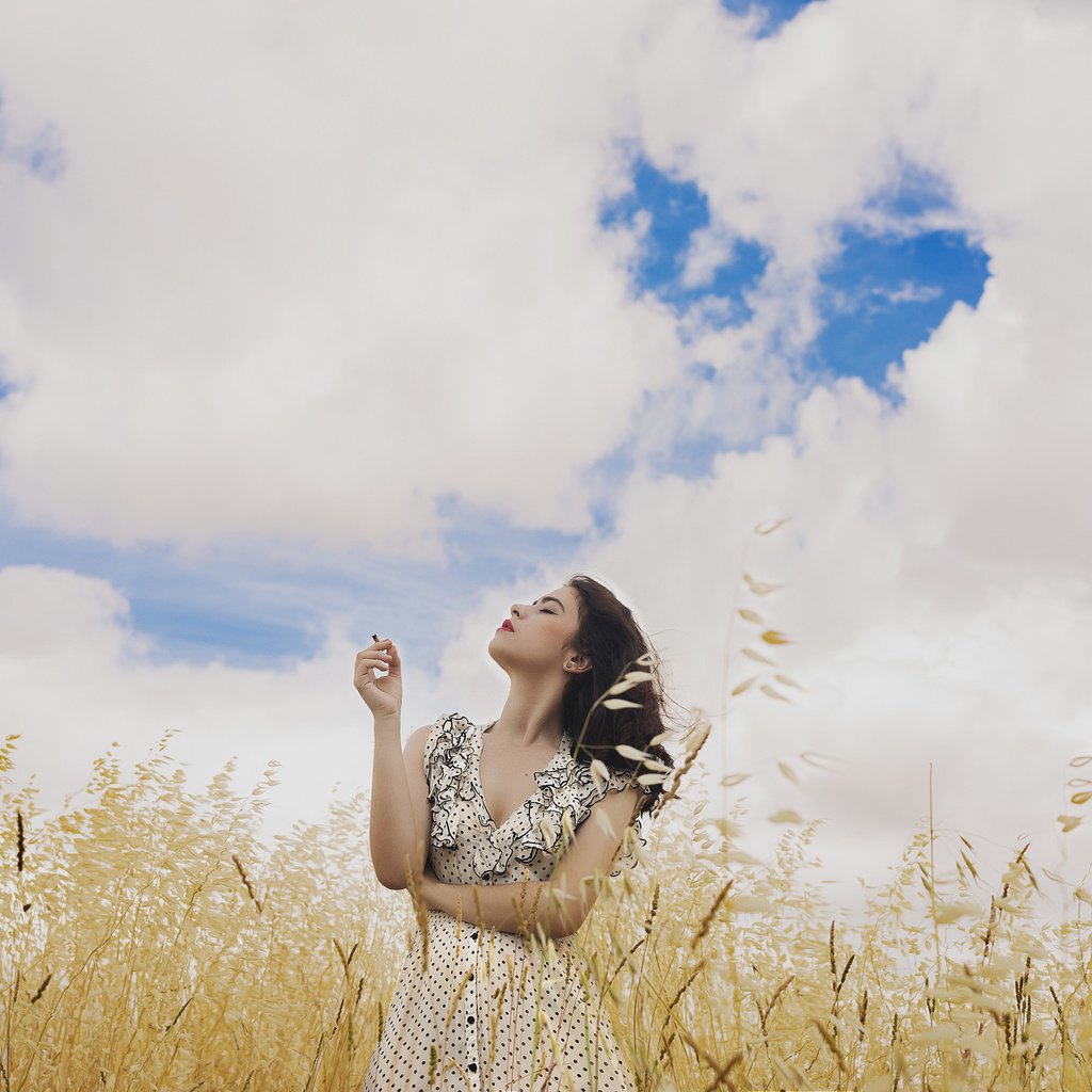 Обои небо, девушка, платье, поле, волосы, лицо, ветер, the sky, girl, dress, field, hair, face, the wind разрешение 2048x1365 Загрузить