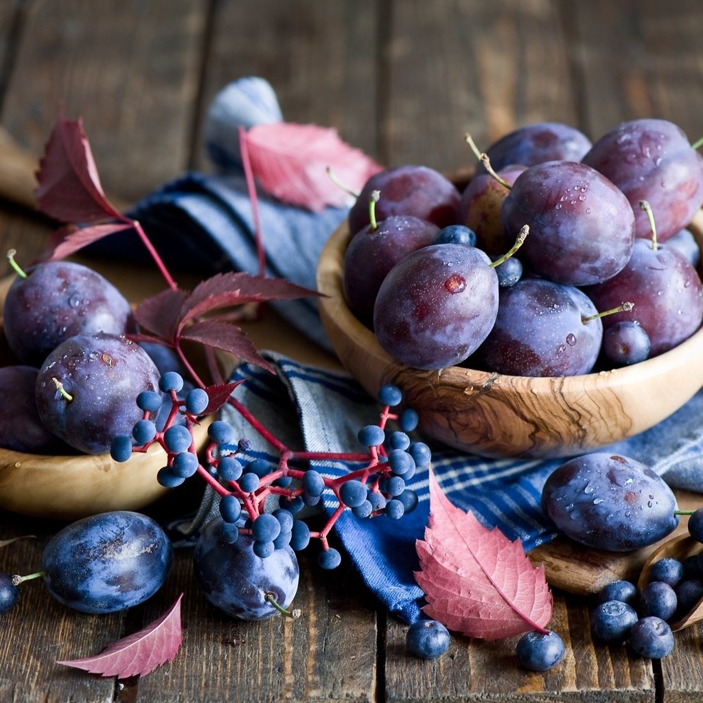 Обои фрукты, стол, ягоды, черника, натюрморт, миска, слива, fruit, table, berries, blueberries, still life, bowl, drain разрешение 2000x1331 Загрузить