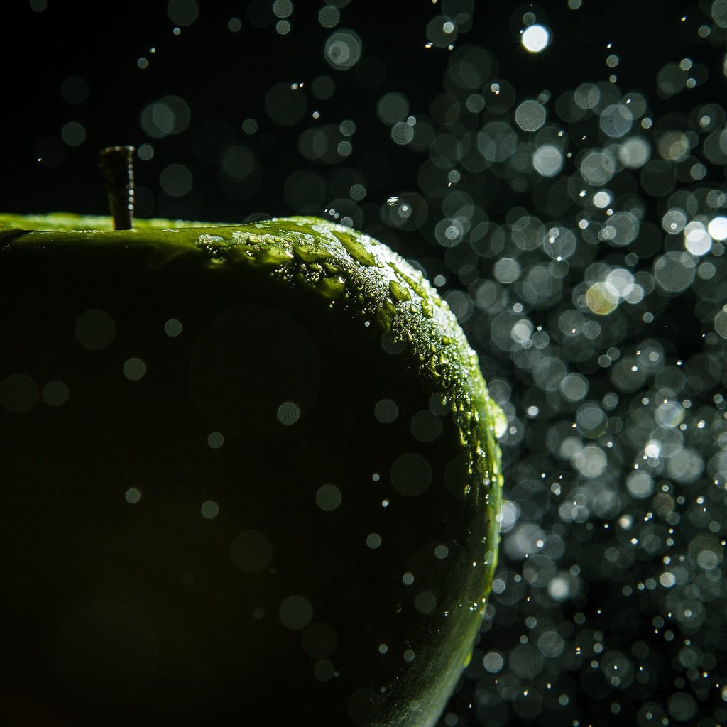 Обои макро, капли, фрукты, фотограф, яблоко, зеленое, hannes hochsmann, macro, drops, fruit, photographer, apple, green разрешение 2000x1334 Загрузить