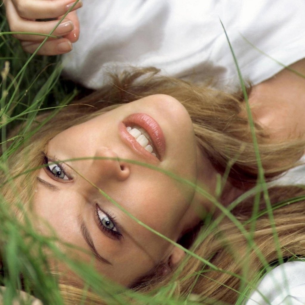 Обои трава, блондинка, улыбка, взгляд, grass, blonde, smile, look разрешение 2560x1600 Загрузить