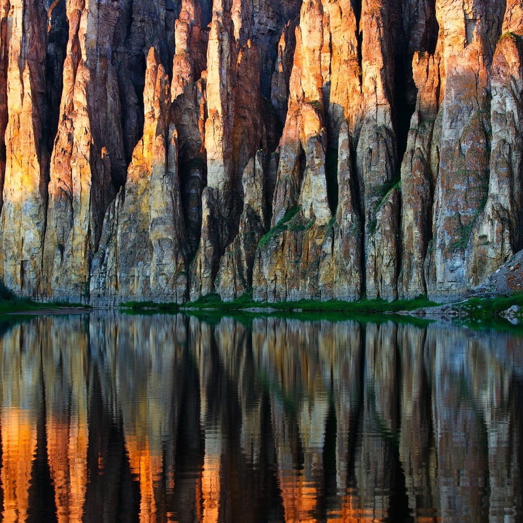 Обои свет, озеро, скалы, природа, отражения, light, lake, rocks, nature, reflection разрешение 1920x1283 Загрузить