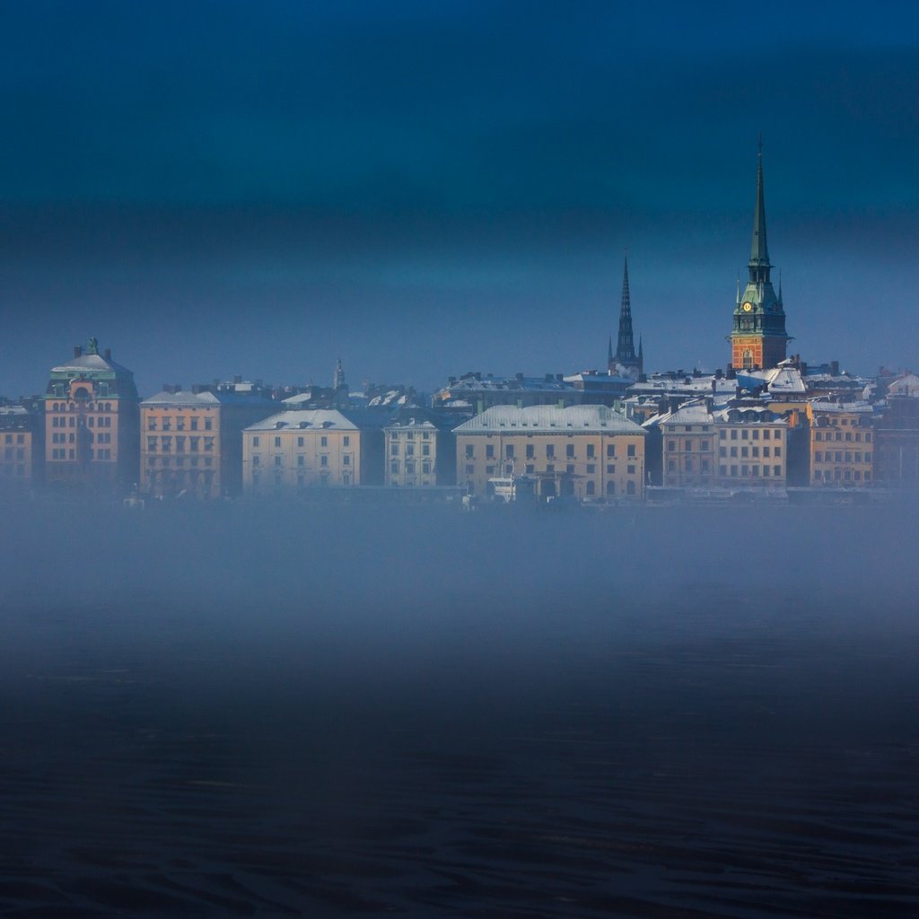 Обои небо, море, туман, башня, дома, швеция, стокгольм, the sky, sea, fog, tower, home, sweden, stockholm разрешение 2048x1235 Загрузить