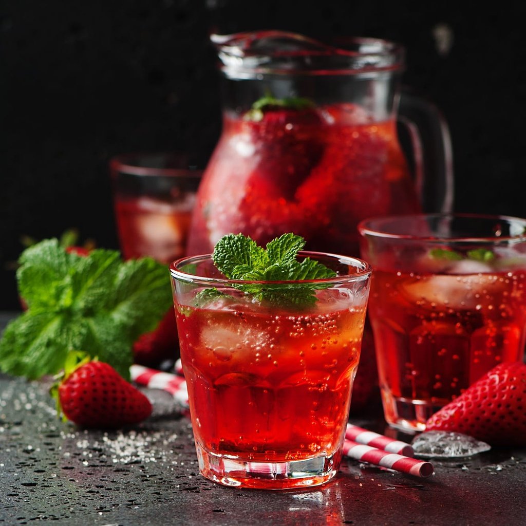 Обои мята, напиток, клубника, лёд, стакан, кувшин, трубочка, лимонад, mint, drink, strawberry, ice, glass, pitcher, tube, lemonade разрешение 2000x1329 Загрузить