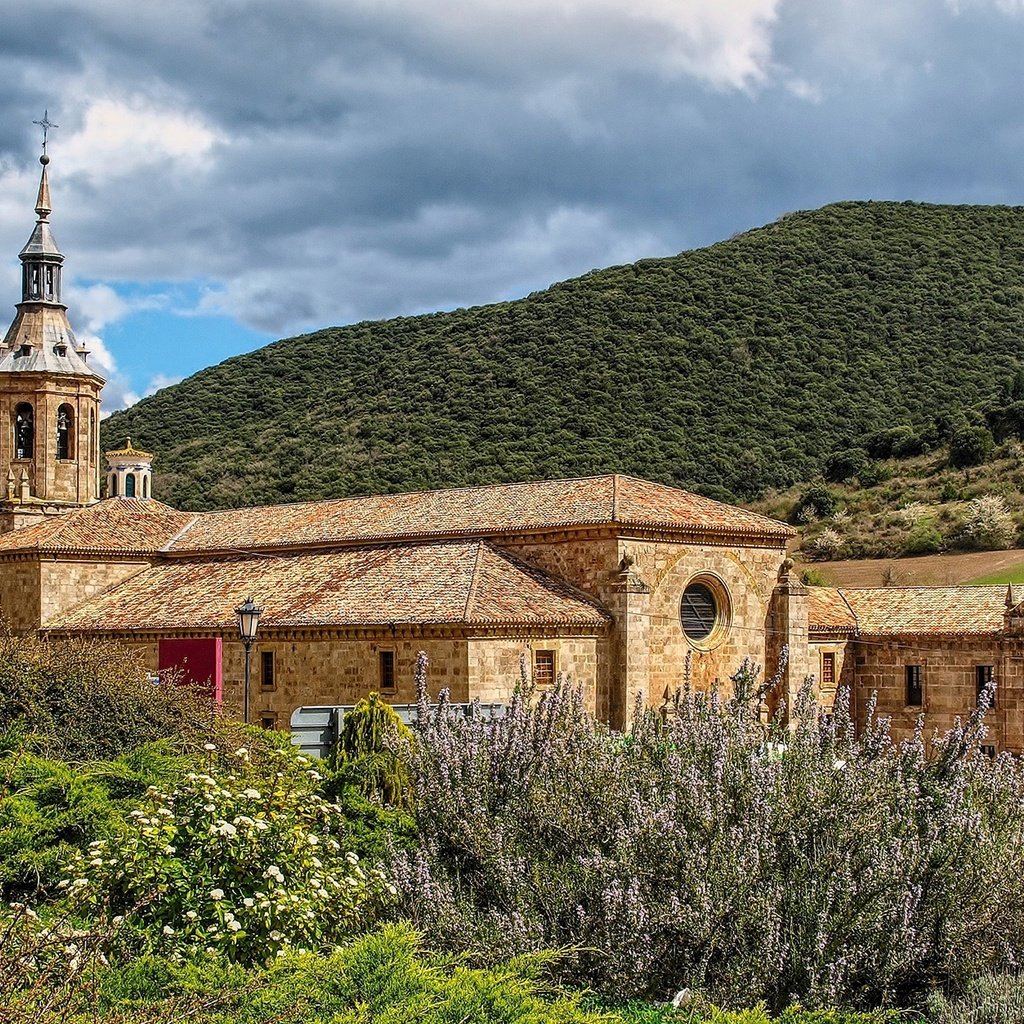 Обои небо, монастырь, трава, la rioja, monasterio de yuso, облака, горы, солнце, лес, кусты, испания, the sky, the monastery, grass, clouds, mountains, the sun, forest, the bushes, spain разрешение 1920x1253 Загрузить