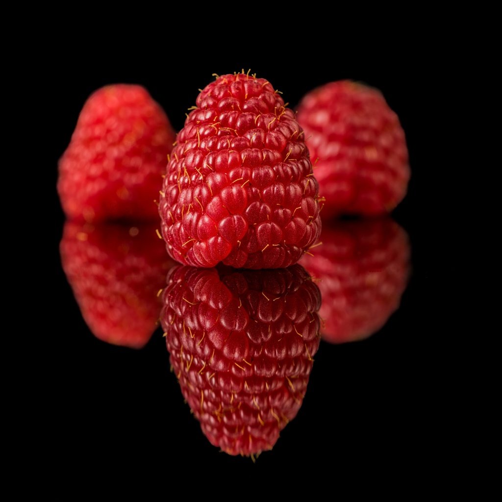 Обои отражение, малина, ягода, черный фон, reflection, raspberry, berry, black background разрешение 4000x2670 Загрузить