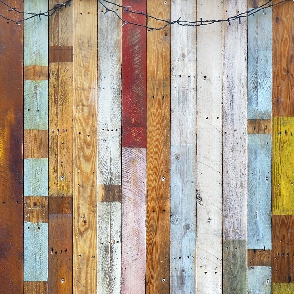 Обои цвет, стена, забор, доски, гирлянда, деревянная поверхность, color, wall, the fence, board, garland, wooden surface разрешение 1920x1080 Загрузить