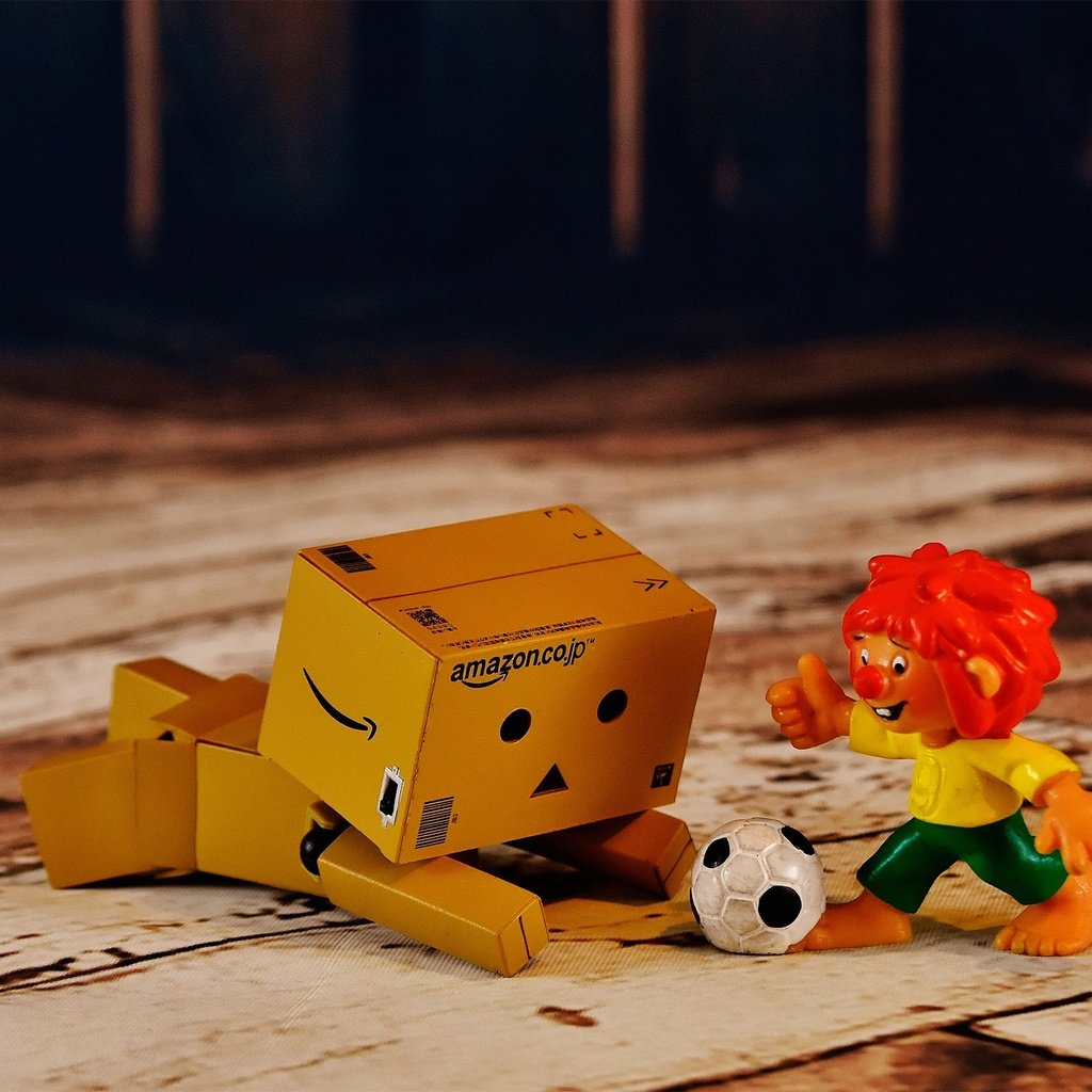 Обои футбол, игра, игрушки, человечек, мяч, данбо, картонный робот, football, the game, toys, man, the ball, danbo, cardboard robot разрешение 2560x1880 Загрузить