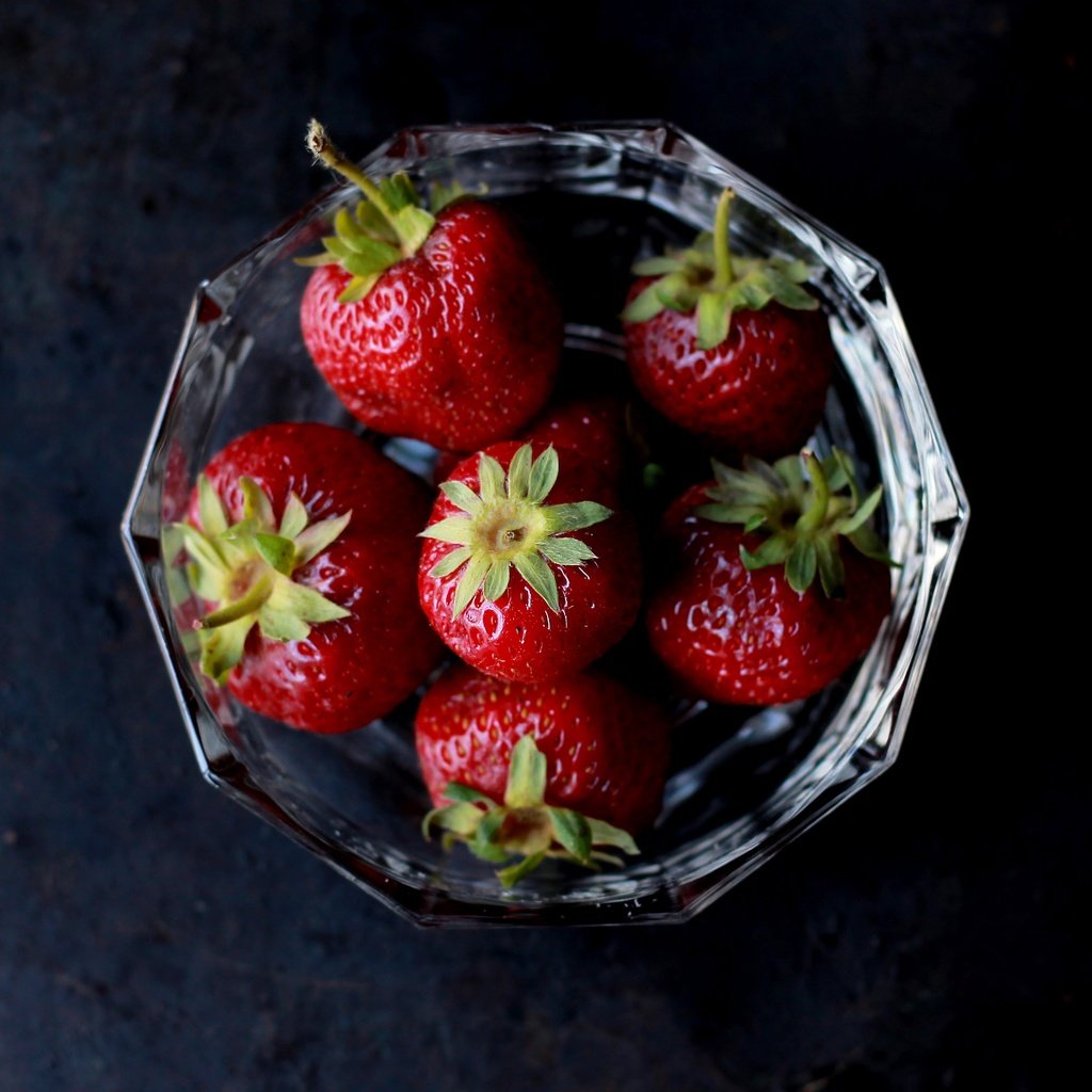 Обои клубника, черный фон, ягоды, спелая клубника, strawberry, black background, berries, ripe strawberries разрешение 4272x2848 Загрузить