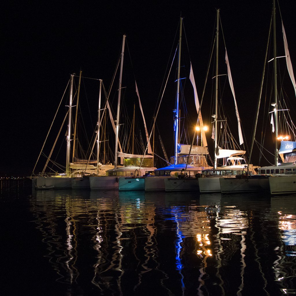 Обои ночь, огни, вода, отражение, яхты, яхта, night, lights, water, reflection, yachts, yacht разрешение 6016x4000 Загрузить