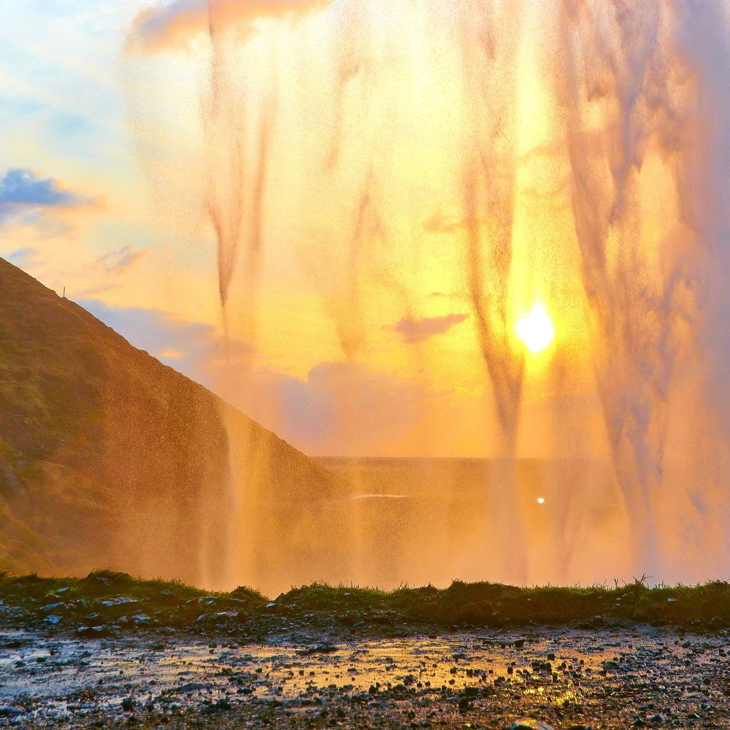 Обои небо, вода, солнце, закат солнца, водопад, брызги, пещера, the sky, water, the sun, sunset, waterfall, squirt, cave разрешение 3840x2341 Загрузить