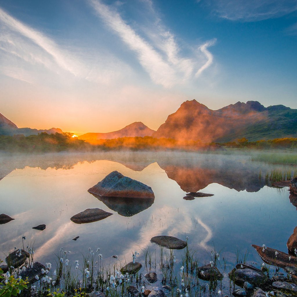 Обои небо, облака, озеро, горы, камни, отражение, the sky, clouds, lake, mountains, stones, reflection разрешение 1920x1200 Загрузить