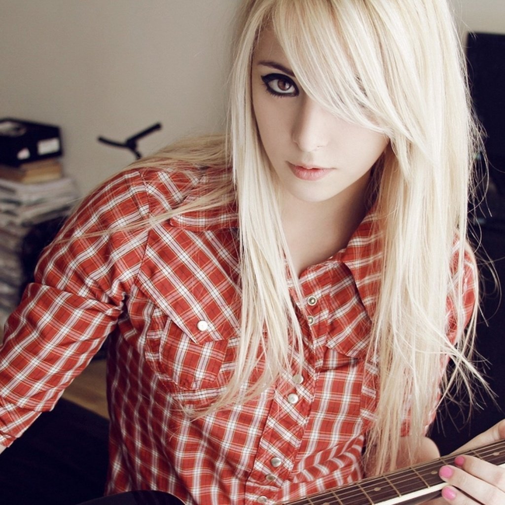 Обои девушка, блондинка, гитара, взгляд, комната, позирует, bessy, girl, blonde, guitar, look, room, posing разрешение 2560x1440 Загрузить