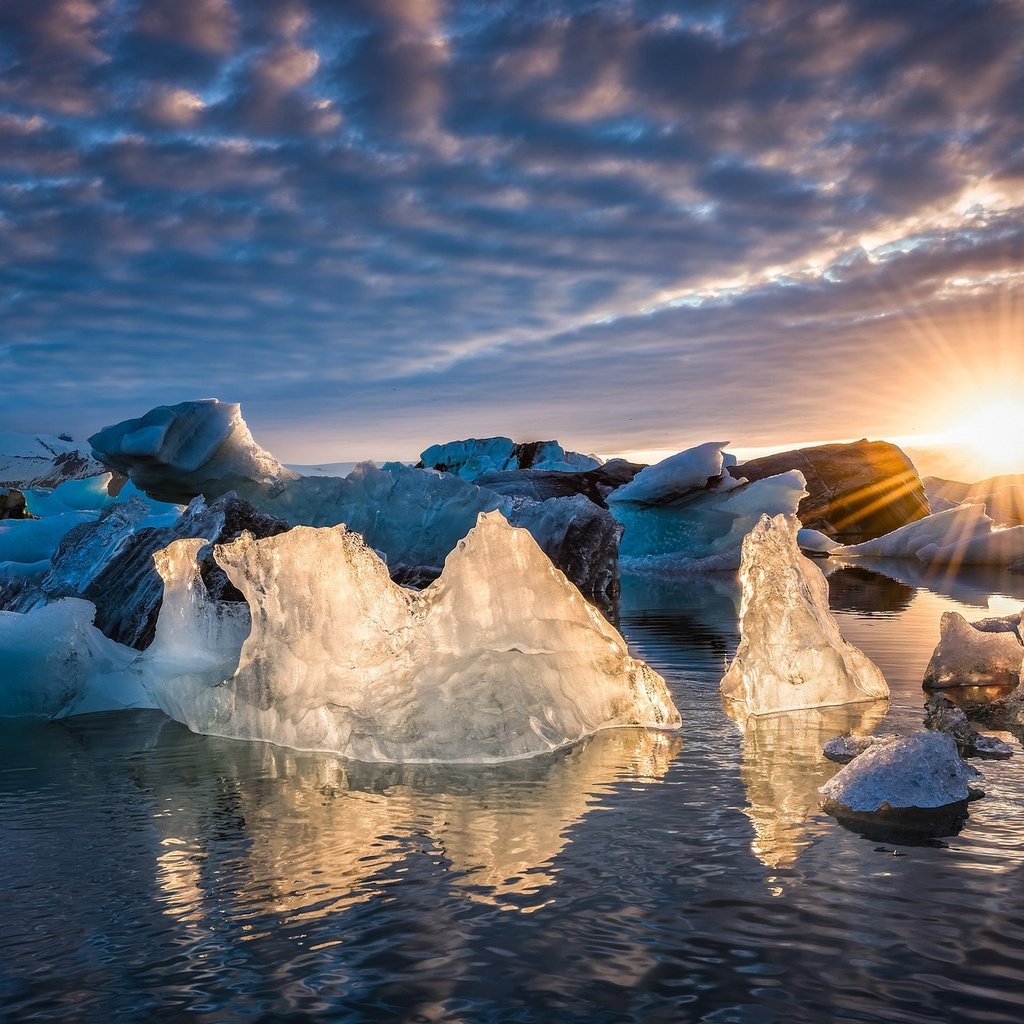 Обои небо, облака, вода, солнце, лучи, лёд, исландия, jokulsarlon, glacier lagoon, the sky, clouds, water, the sun, rays, ice, iceland разрешение 2048x1183 Загрузить