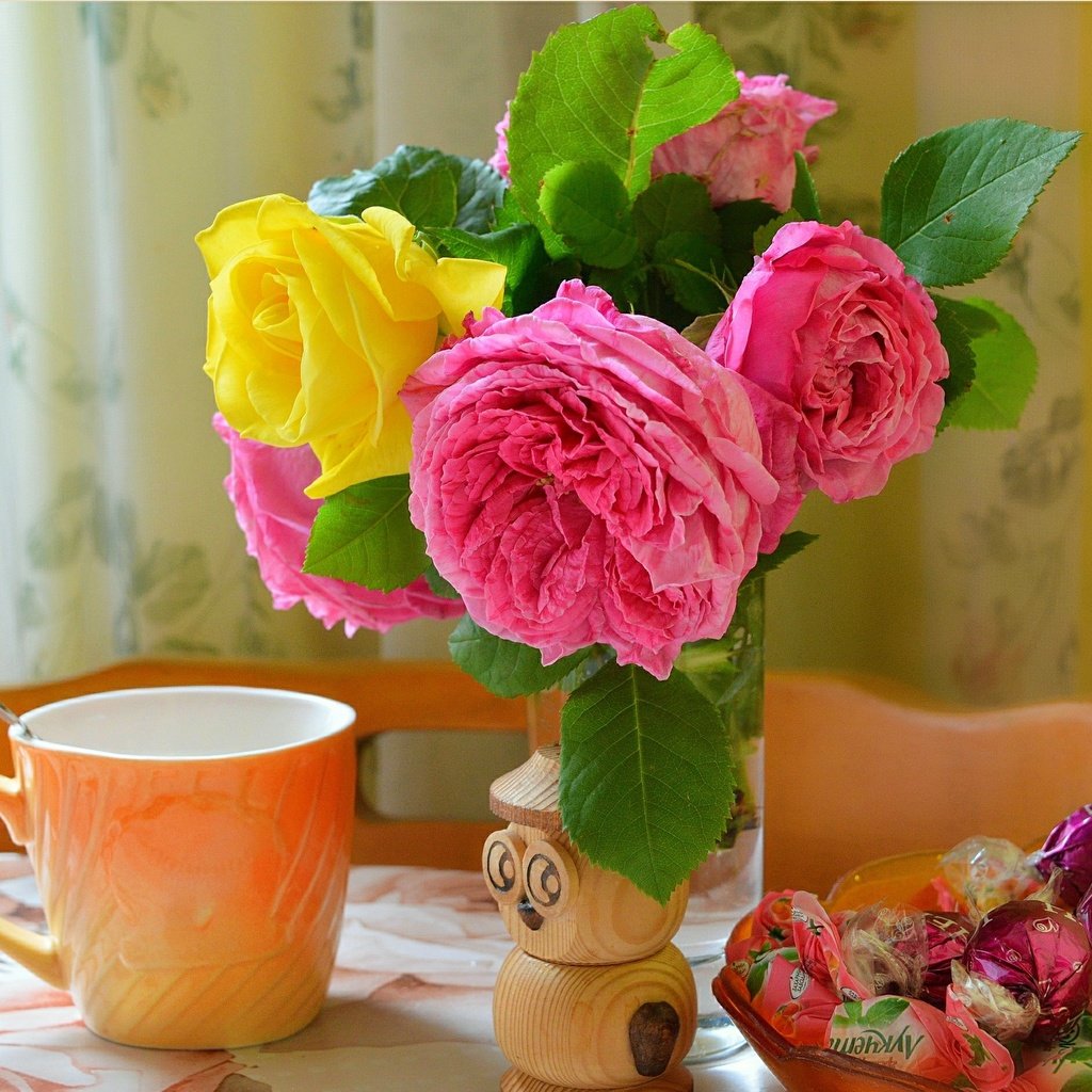 Обои цветы, розы, конфеты, букет, чашка, сладкое, flowers, roses, candy, bouquet, cup, sweet разрешение 3004x1882 Загрузить