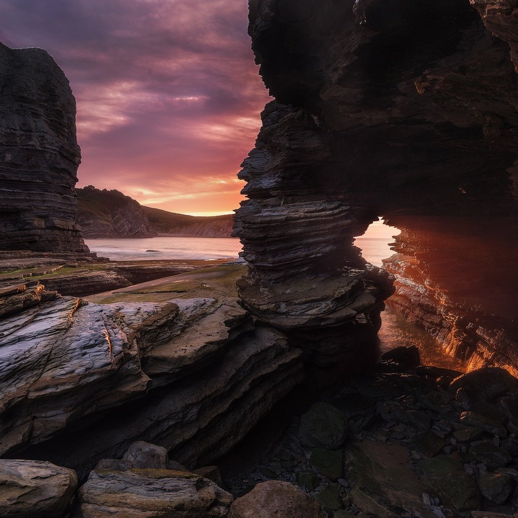 Обои небо, облака, скалы, берег, закат, море, the sky, clouds, rocks, shore, sunset, sea разрешение 2048x1367 Загрузить