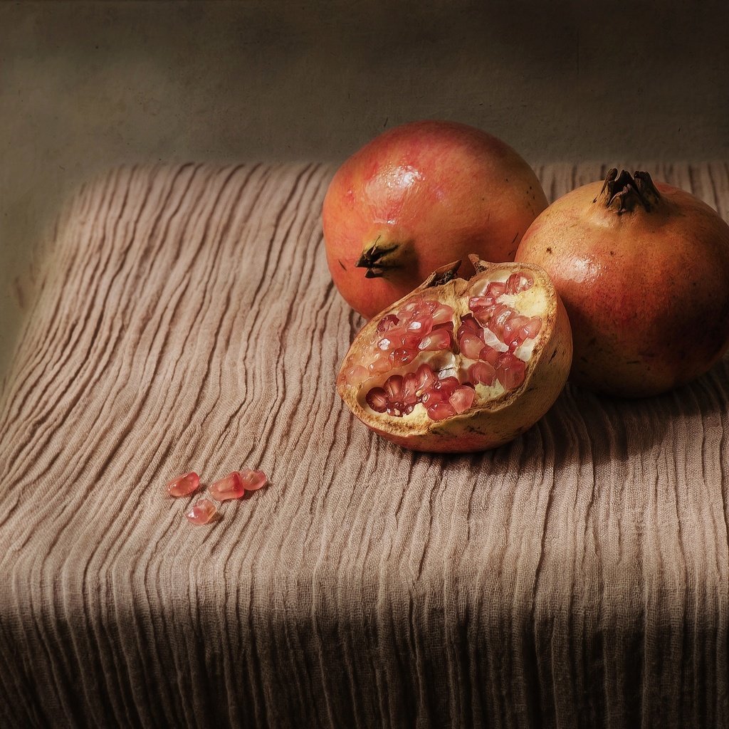 Обои макро, фрукты, зерна, стол, плод, гранат, macro, fruit, grain, table, the fruit, garnet разрешение 2048x1356 Загрузить