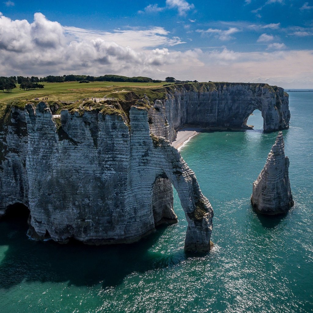 Обои небо, облака, скалы, море, франция, арка, этрета, the sky, clouds, rocks, sea, france, arch, étretat разрешение 2048x1320 Загрузить