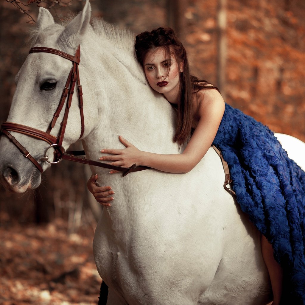 Обои лошадь, конь, синее платье, девушка, взгляд, модель, волосы, губы, лицо, макияж, horse, blue dress, girl, look, model, hair, lips, face, makeup разрешение 2560x1706 Загрузить