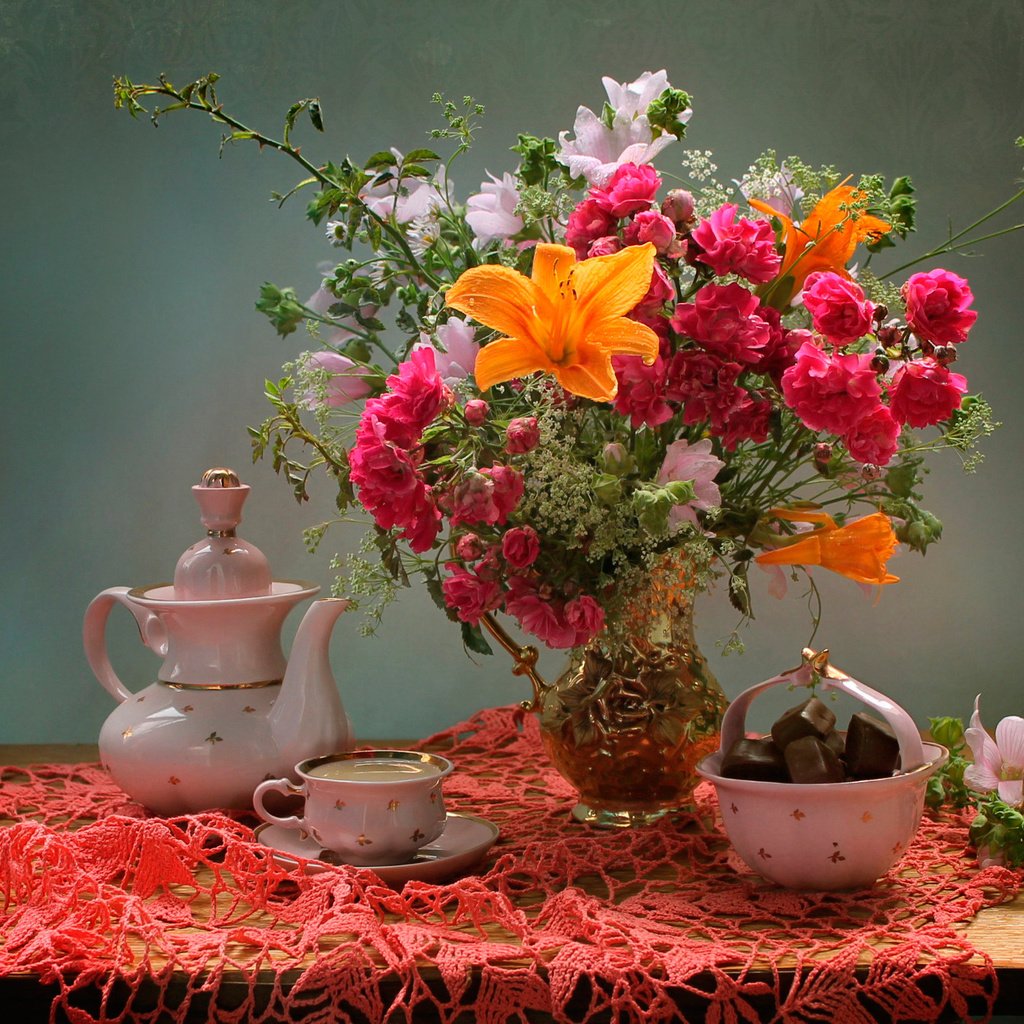 Обои цветы, столик, конфеты, натюрморт, букет, вазочка, чашка, чай, салфетка, чайник, кувшин, flowers, table, candy, still life, bouquet, vase, cup, tea, napkin, kettle, pitcher разрешение 2288x1524 Загрузить