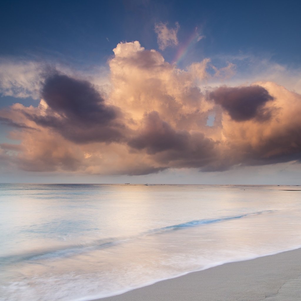 Обои небо, облака, берег, море, песок, пляж, следы, the sky, clouds, shore, sea, sand, beach, traces разрешение 2300x1533 Загрузить