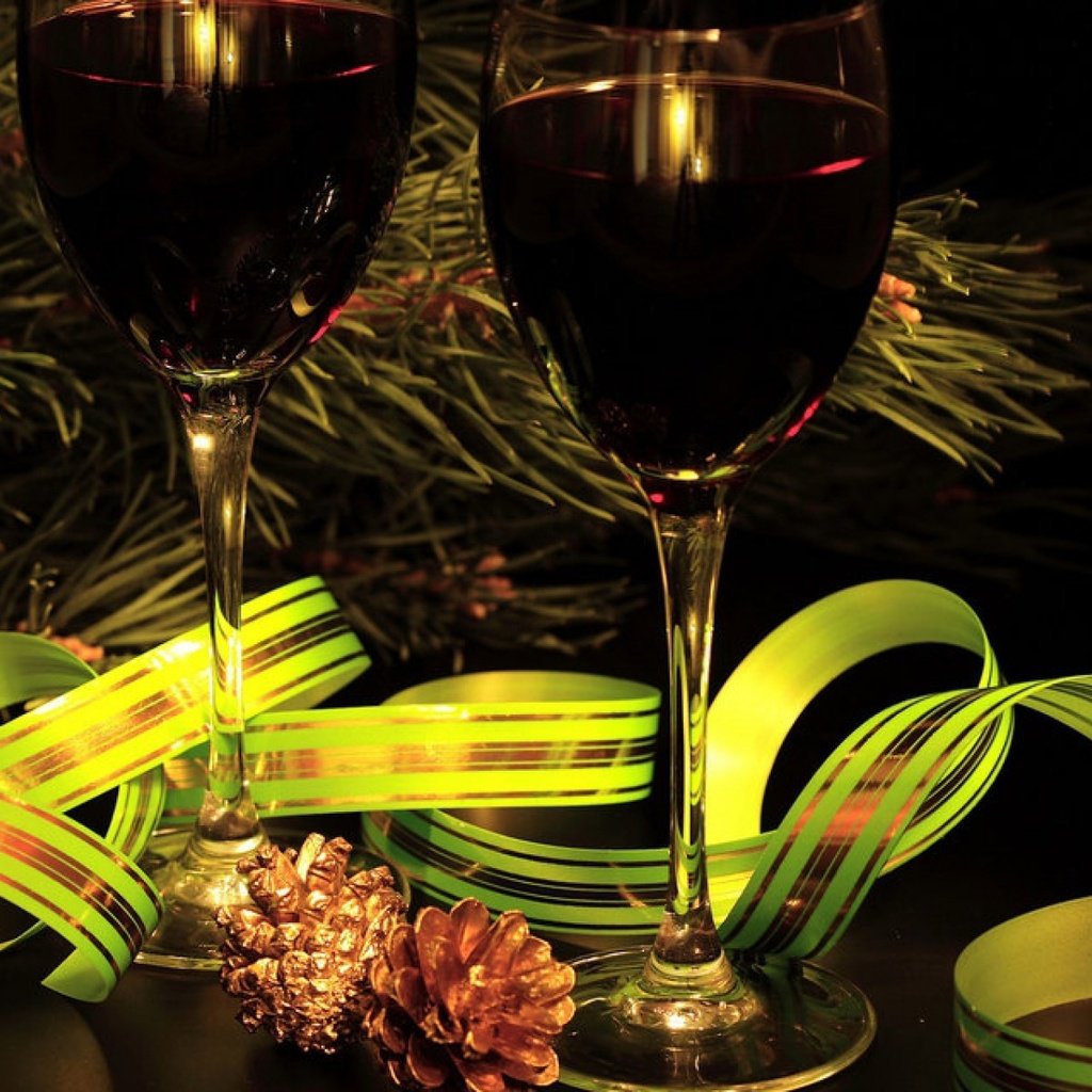 Обои иголки, ветка, красное, новый год, елка, хвоя, вино, лента, бокалы, шишки, branch, red, new year, tree, needles, wine, tape, glasses, bumps разрешение 1920x1200 Загрузить