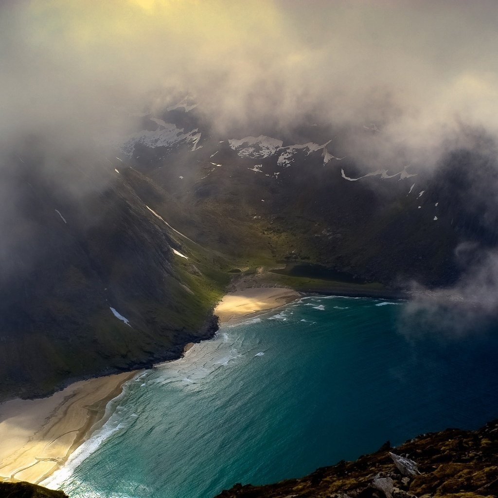 Обои озеро, горы, природа, тучи, туман, пляж, исландия, бухта, lake, mountains, nature, clouds, fog, beach, iceland, bay разрешение 1920x1080 Загрузить