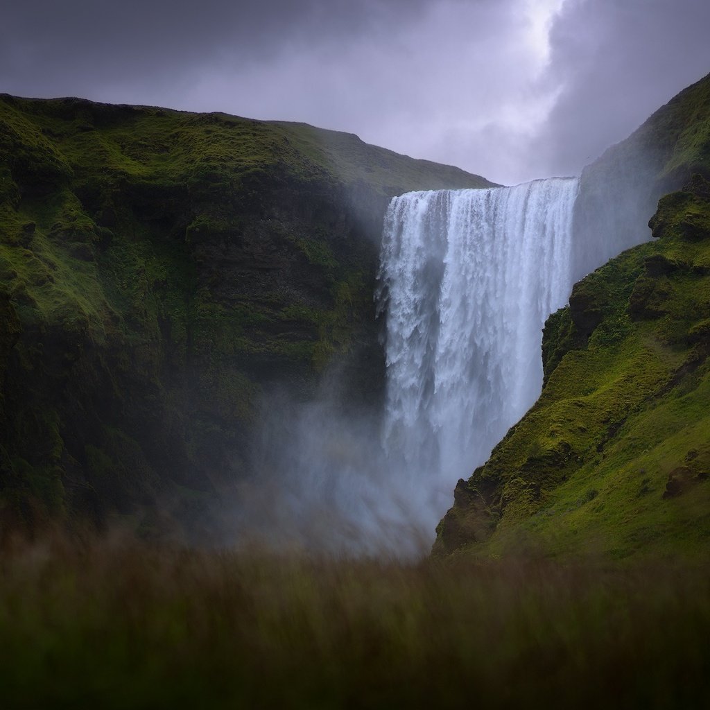 Обои трава, горы, скалы, водопад, исландия, боке, grass, mountains, rocks, waterfall, iceland, bokeh разрешение 2048x1152 Загрузить