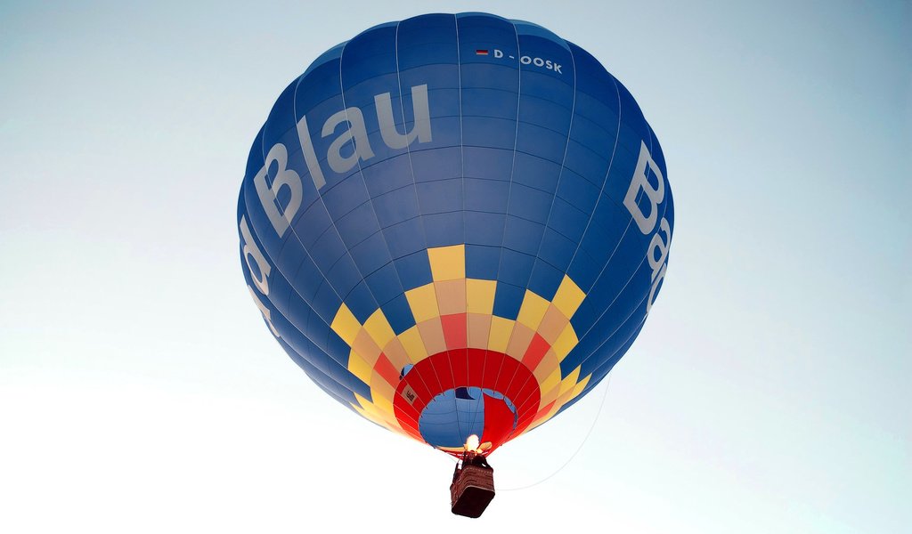 Обои небо, синий, воздушный шар, the sky, blue, balloon разрешение 2560x1600 Загрузить