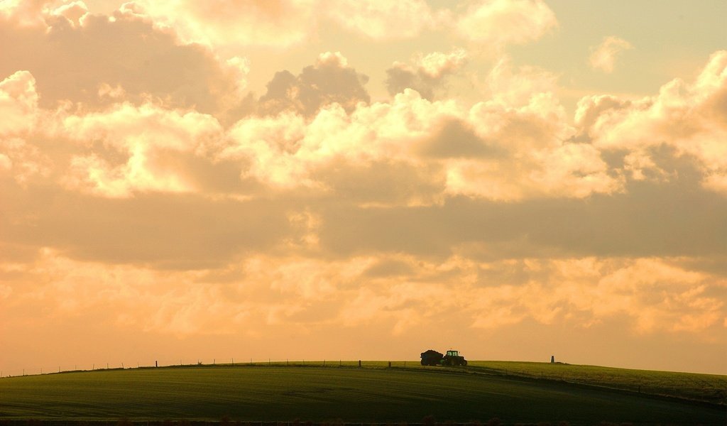 Обои небо, облака, поле, трактор, the sky, clouds, field, tractor разрешение 1920x1200 Загрузить