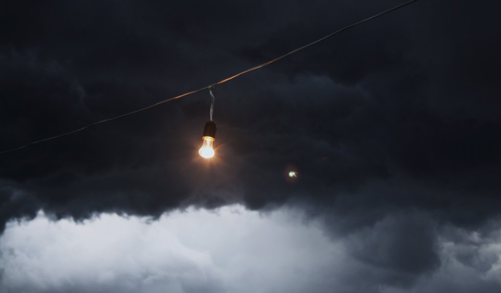 Обои тучи, лампочка, провод, clouds, light bulb, wire разрешение 3888x2592 Загрузить