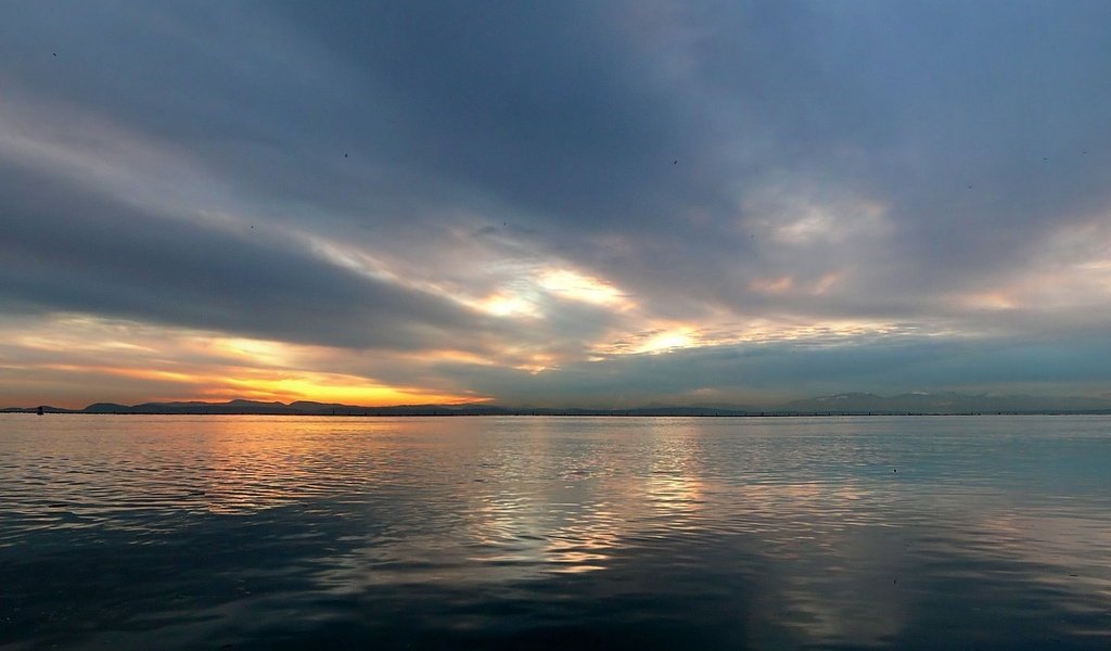 Обои облака, вода, закат, горизонт, clouds, water, sunset, horizon разрешение 3360x1050 Загрузить