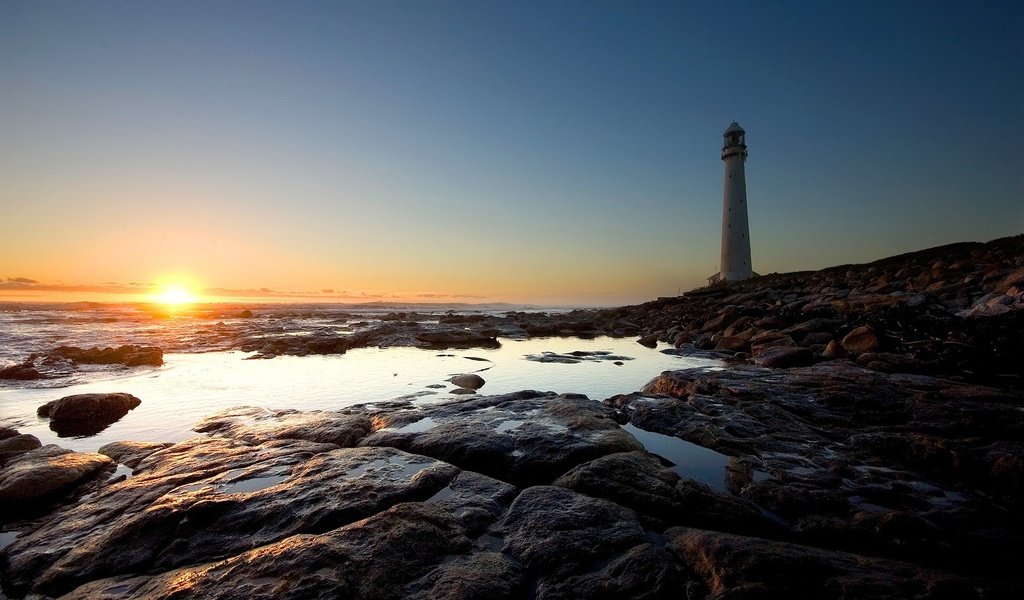 Обои солнце, камни, берег, маяк, the sun, stones, shore, lighthouse разрешение 1920x1200 Загрузить