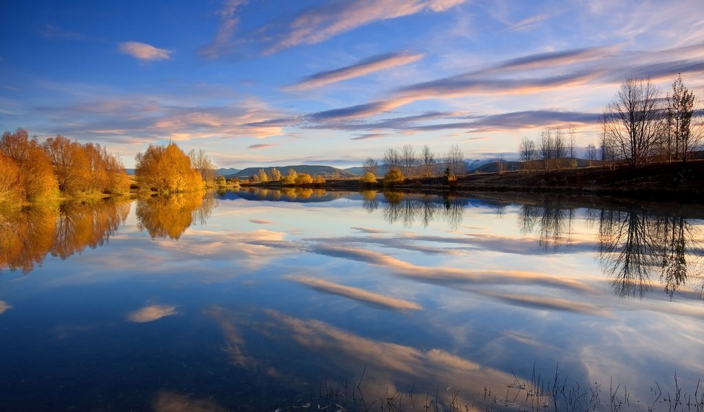 Обои небо, облака, деревья, озеро, отражение, осень, the sky, clouds, trees, lake, reflection, autumn разрешение 2560x1600 Загрузить