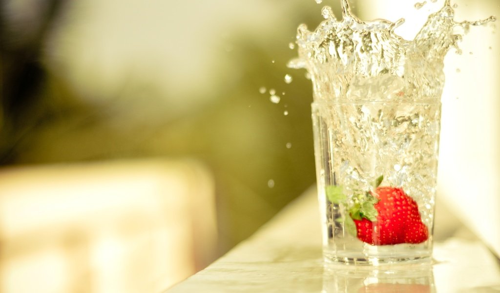 Обои вода, капли, клубника, стол, всплеск, стакан, water, drops, strawberry, table, splash, glass разрешение 2597x1724 Загрузить