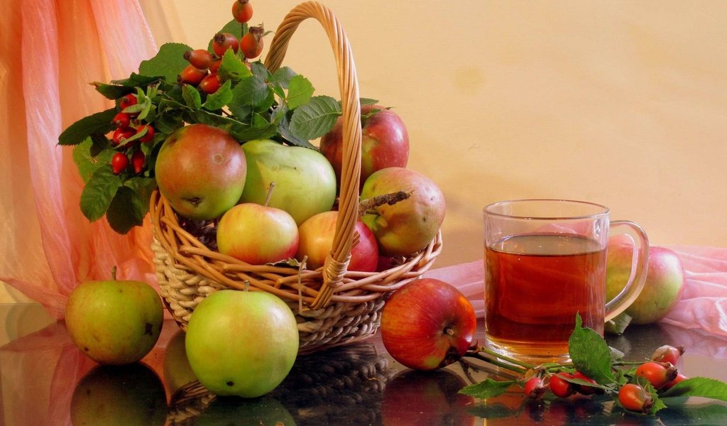 Обои фрукты, яблоки, шиповник, ягоды, чай, натюрморт, fruit, apples, briar, berries, tea, still life разрешение 1920x1200 Загрузить