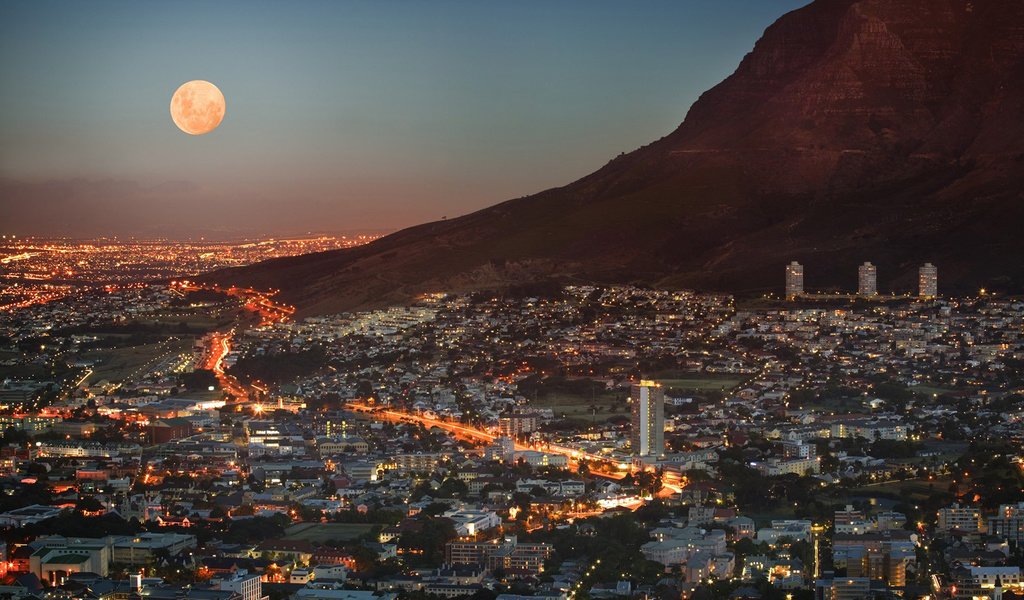 Обои свет, огни, горы, луна, мегаполис, юар, кейптаун, light, lights, mountains, the moon, megapolis, south africa, cape town разрешение 1920x1200 Загрузить