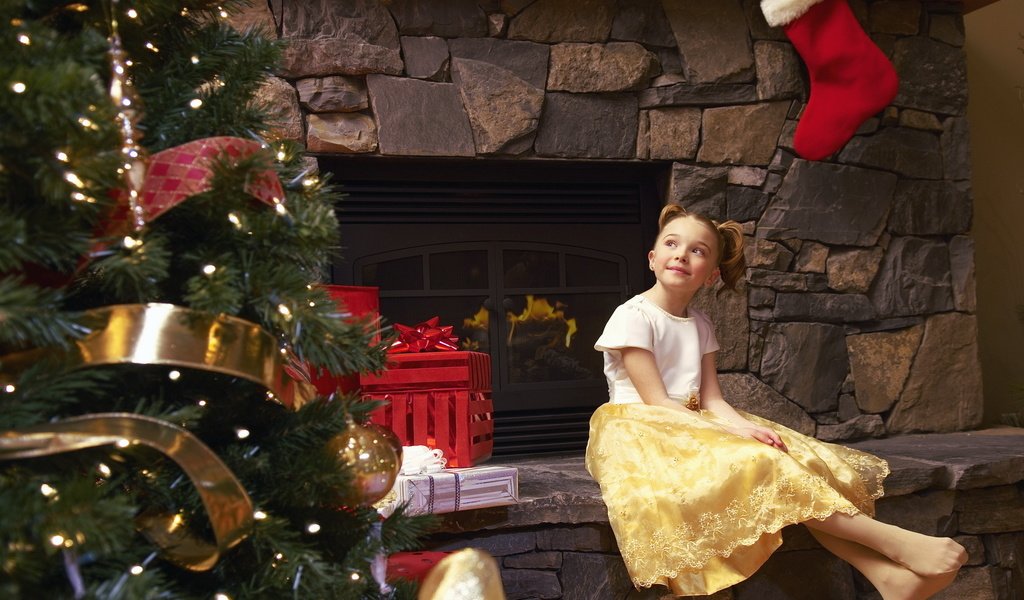 Обои новый год, елка, зима, подарки, девочка, ребенок, камин, праздник, new year, tree, winter, gifts, girl, child, fireplace, holiday разрешение 1920x1200 Загрузить
