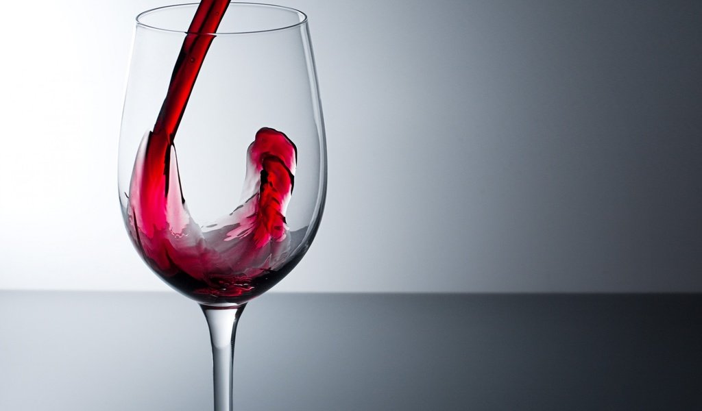 Обои бокал, вино, алкоголь, наливается, красное вино, glass, wine, alcohol, poured, red wine разрешение 2560x1600 Загрузить