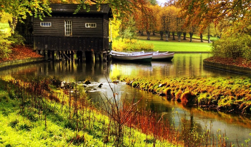 Обои деревья, природа, осень, лодки, домик, небольшая речка, trees, nature, autumn, boats, house, a small river разрешение 1920x1200 Загрузить