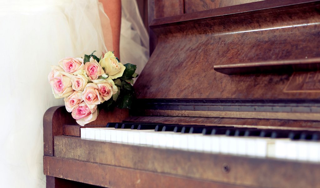 Обои rozy, buket, svadba, пионино, дощечка, pianino, plate разрешение 2560x1600 Загрузить