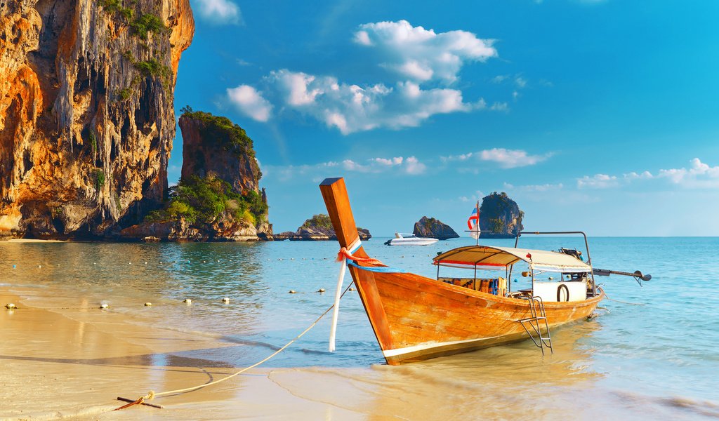 Обои скалы, пляж, лодка, таиланд, тропики, rocks, beach, boat, thailand, tropics разрешение 2560x1600 Загрузить