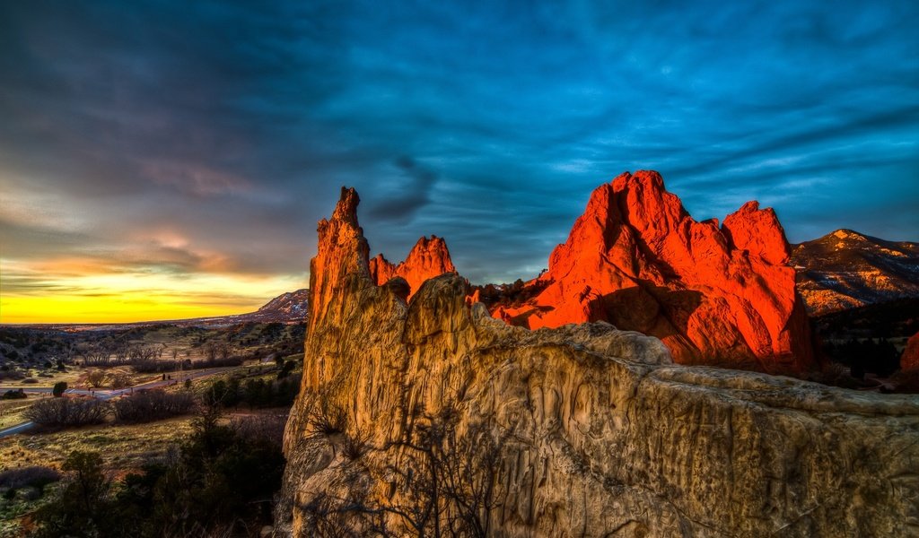 Обои небо, облака, горы, скалы, закат, колорадо, сад богов, the sky, clouds, mountains, rocks, sunset, colorado, garden of the gods разрешение 2048x1357 Загрузить