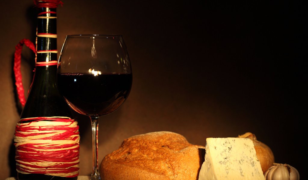 Обои бокал, лук, сыр, хлеб, вино, бутылка, красное, чеснок, glass, bow, cheese, bread, wine, bottle, red, garlic разрешение 1920x1080 Загрузить