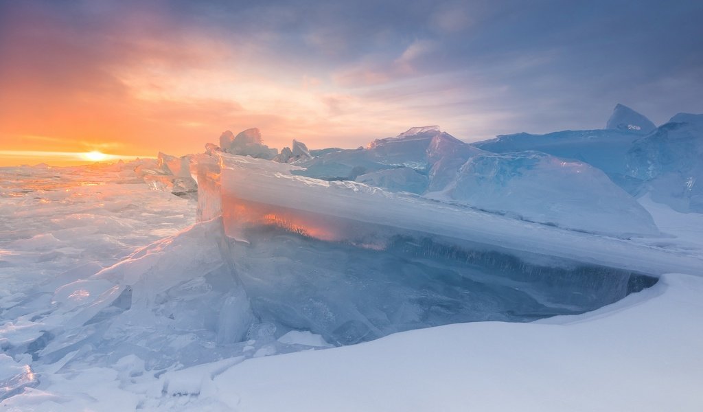 Обои озеро, солнце, зима, лёд, байкал, lake, the sun, winter, ice, baikal разрешение 2000x1335 Загрузить