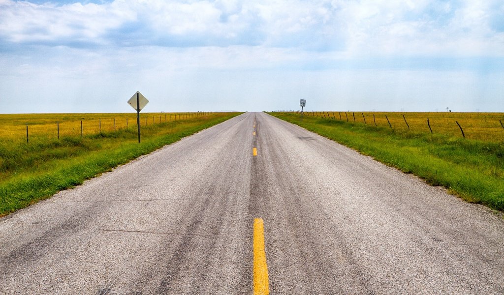 Обои небо, дорога, облака, горизонт, забор, the sky, road, clouds, horizon, the fence разрешение 2048x1365 Загрузить