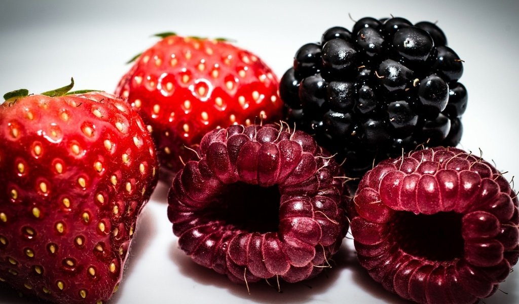 Обои макро, малина, клубника, ягоды, ежевика, macro, raspberry, strawberry, berries, blackberry разрешение 1920x1271 Загрузить
