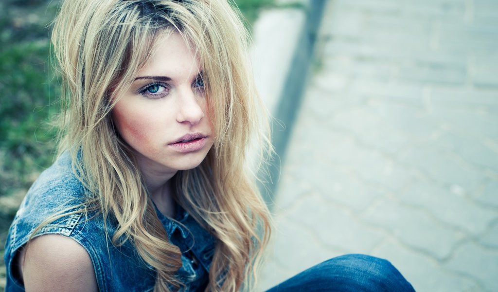 Обои девушка, блондинка, взгляд, сидит, волосы, лицо, girl, blonde, look, sitting, hair, face разрешение 2874x1800 Загрузить