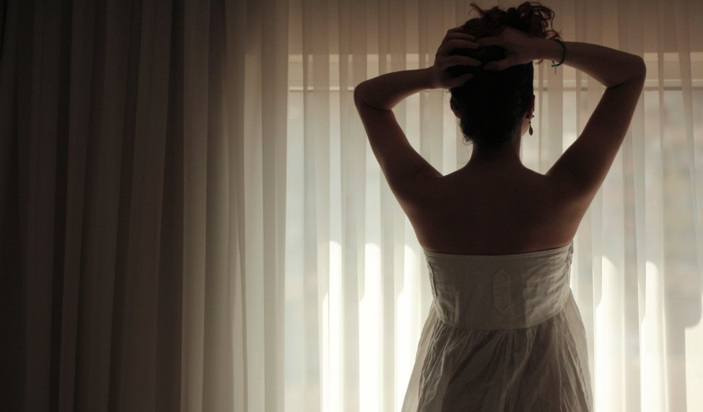 Обои девушка, шторы, платье, брюнетка, тень, спина, girl, curtains, dress, brunette, shadow, back разрешение 3504x2336 Загрузить